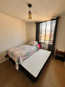 安托法加斯塔Depto piso 6 frente al mar的一间小卧室,配有床和窗户