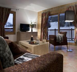 萨莫安斯CGH Résidences & Spas Les Chalets De Laÿssia的客厅配有沙发和桌子
