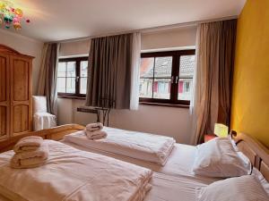 朗根阿根Ferienwohnung Im Seepalais的酒店客房带两张床和两个窗户