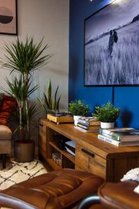 伦敦Cozy Urban Retreat in London的客厅配有盆栽植物和电视