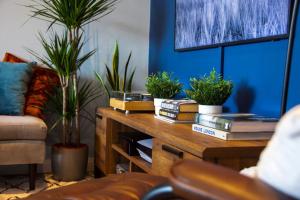 伦敦Cozy Urban Retreat in London的客厅配有木桌上的盆栽植物