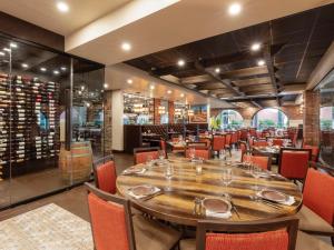 奥兰多Westgate town center resort的餐厅设有一张大型木桌和椅子