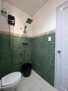 维拉克Can accommodate up to 10 guest near Virac Airport的带淋浴和卫生间的浴室