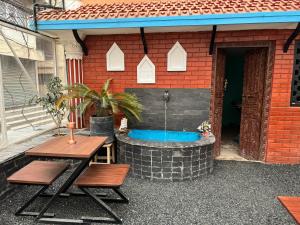 加德满都Hello KTM Hostel的后院带热水浴池的小房子