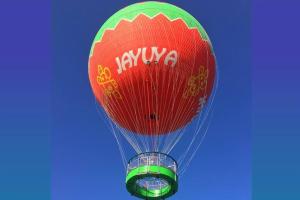 JayuyaJayuya Cozy Aparment with Wi-Fi, Free Parking and AC的空中飞着的红色热气球