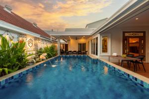 南芭堤雅Pattaya Private Villa - Pool,Sauna,Snooker,BBQ的别墅后院的游泳池