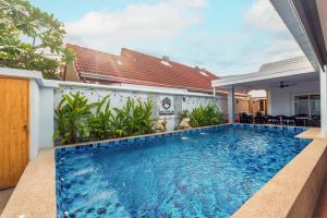 南芭堤雅Pattaya Private Villa - Pool,Sauna,Snooker,BBQ的一座房子后院的游泳池