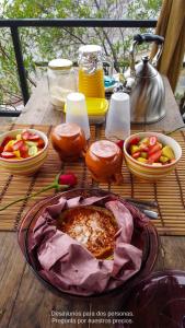 Ciudad MendozaCabañas Yei Calli的一张桌子,上面放着一盘食物和一碗水果