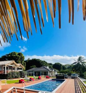 拉罗汤加Red Hibiscus Villas的享有房屋和游泳池的景致。