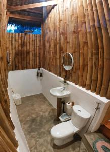 锡基霍尔Kahoy Cottages的浴室配有卫生间、盥洗盆和浴缸。