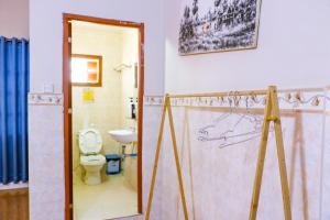 桔井Le Tonle的一间带卫生间的浴室和墙上的绘画
