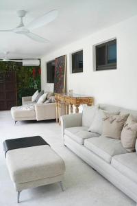 达尼亚滩Stylish home的客厅配有白色的沙发和桌子