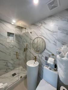 达尼亚滩Stylish home的浴室配有卫生间、盥洗盆和淋浴。