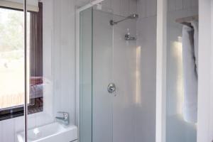 沃洛比Kawal Tiny House的带淋浴、卫生间和盥洗盆的浴室