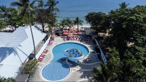 查汶MATCHA SAMUI RESORT formerly Chaba Samui Resort的享有度假村游泳池的顶部景致
