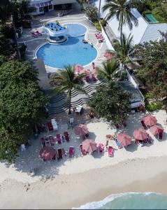 查汶MATCHA SAMUI RESORT formerly Chaba Samui Resort的享有带椅子和遮阳伞的游泳池的上方景致