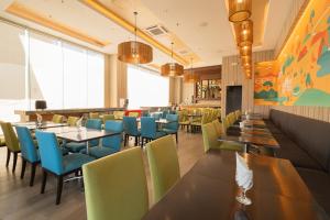 宿务Bayfront Hotel Cebu North Reclamation的用餐室配有桌椅
