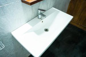 DematapelessaElegant Riverside Resort的白色浴室水槽,带铬水龙头