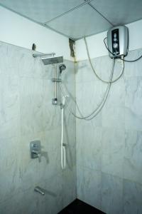 DematapelessaElegant Riverside Resort的带淋浴的浴室
