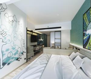 珠海珠海横琴雅辰悦居酒店的卧室配有白色的床和电视。