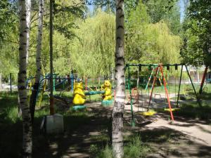 乔尔蓬阿塔Гостевой дом Ак-Толкун的公园内的游乐场,配有2个游戏设备
