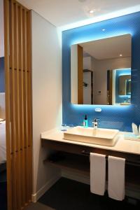 成都成都北站智选假日酒店的一间带水槽和镜子的浴室