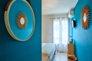 卡尔维Apartment "Jasmin" 3 bedrooms with large terrace 68 people的一间设有镜子和蓝色墙壁的客房