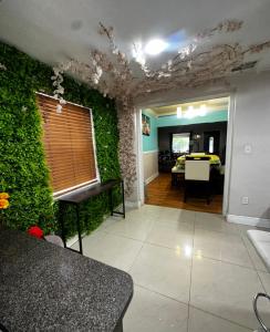 迈阿密mary jane room的客厅设有绿色的墙壁和桌子