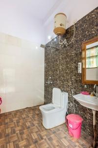 古尔冈Aravali hills resort的一间带卫生间和水槽的浴室