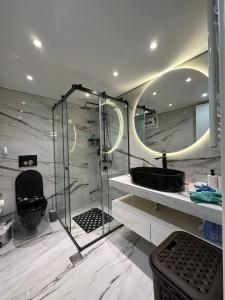 比雷埃夫斯Warm and modern brand new apartment的带淋浴、水槽和镜子的浴室