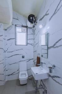 潘奇加尼Silver Galaxy Resort的白色的浴室设有水槽和卫生间。