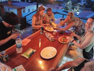 波托韦洛Hostal Portobelo的一群坐在桌子旁吃食物的人