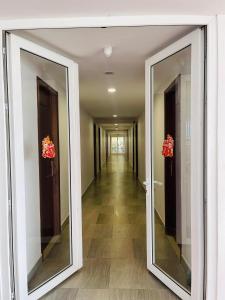 Chhay Ing Guesthouse的大楼内带两面大镜子的走廊