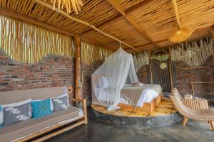 希德门Shigar Livin Bali的一间卧室配有一张床和一个沙发