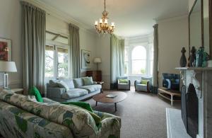 悉尼Victorian Masterpiece的客厅配有沙发和桌子