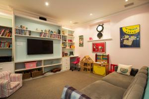 悉尼Victorian Masterpiece的带沙发和平面电视的客厅