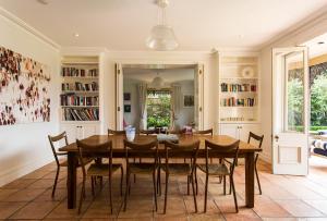 悉尼Victorian Masterpiece的一间带木桌和椅子的用餐室