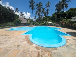 UtendeKivulini Lodge的棕榈树度假村的游泳池