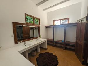 UtendeKivulini Lodge的一间带两个盥洗盆和大镜子的浴室