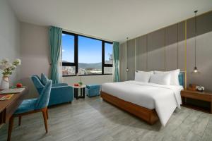岘港Lupin Center Hotel Danang的一间卧室配有一张大床和一张蓝色的沙发