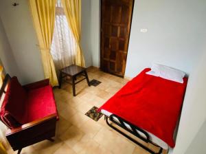 乌提BOB Leisure的一间卧室配有红色的床和椅子