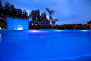 巴蒂帕利亚圣卢卡酒店的大楼前的蓝色灯光游泳池
