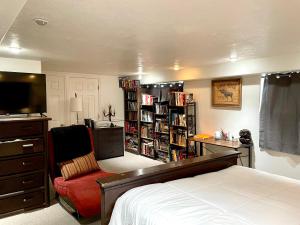 盐湖城Mountain View的一间卧室配有床和书架