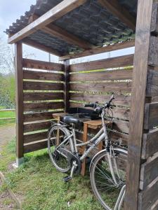 Le petit Loir, gîte sur la Loire à vélo的停放在木棚旁的自行车