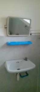 Muang KhôngBon Tai Oasis Bungalows的浴室设有白色水槽和镜子