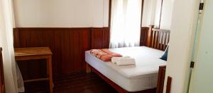 Muang KhôngBon Tai Oasis Bungalows的一间小卧室,配有床和窗户