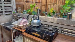 日惹Yukke Tembi Homestay的厨房配有带茶壶的炉灶