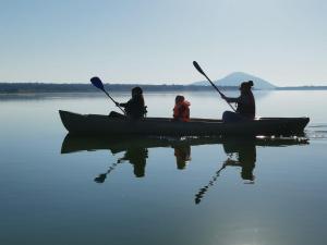 VaaldamFinfoot Lake Reserve by Dream Resorts的一群人划着独木舟在水中
