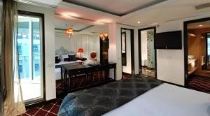 卢克索Super Nile Cruise LUXOR & ASWAN的一间卧室配有一张床和一张书桌,还设有一间客厅