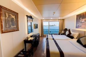 卢克索Super Nile Cruise LUXOR & ASWAN的酒店客房设有两张床和窗户。